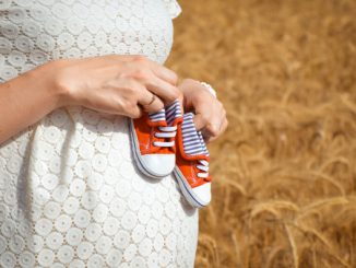 femme enceinte avec petite chuassure