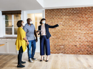 Jeune famille en négociation du prix d'un appartement