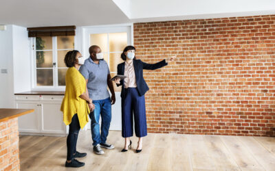 Jeune famille en négociation du prix d'un appartement