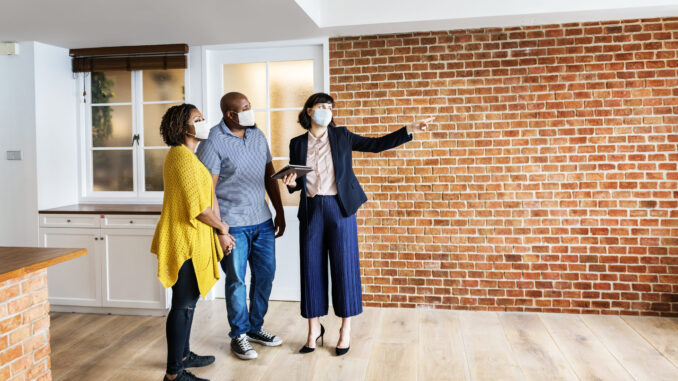 Jeune famille en négociation du prix d'un appartement