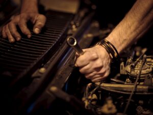 photo en niveaux de gris d'une personne jouant du piano