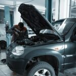 SUV noir dans un garage