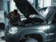 SUV noir dans un garage