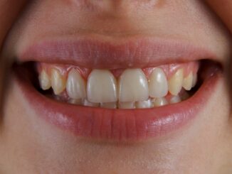 un gros plan de la bouche d'une personne